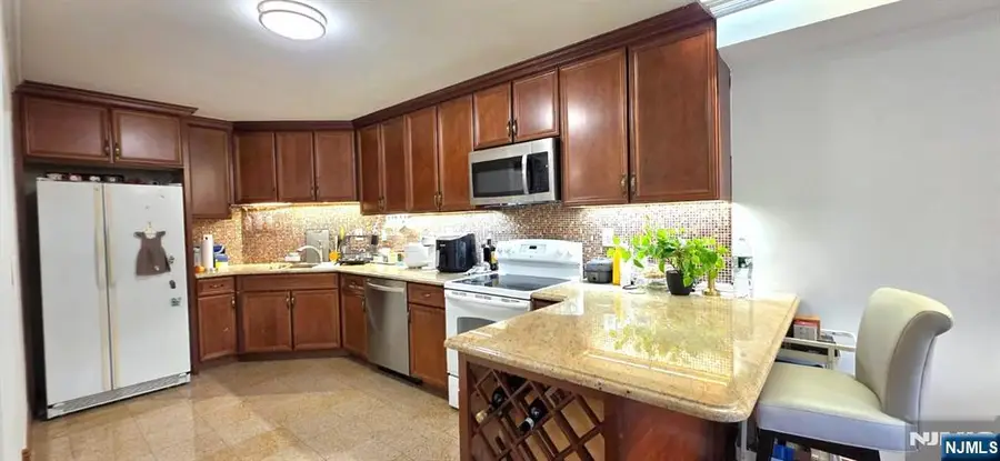 1055 River Road 302, Edgewater, NJ 07020 - #3