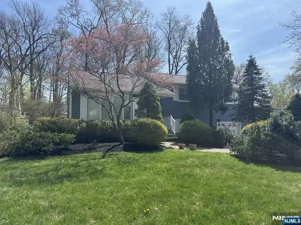 13 Clover Lane, Livingston, NJ 07039