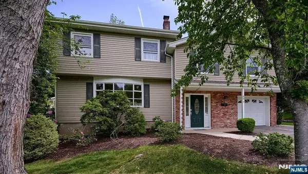 42 Stirling Lane, Wayne, NJ 07470