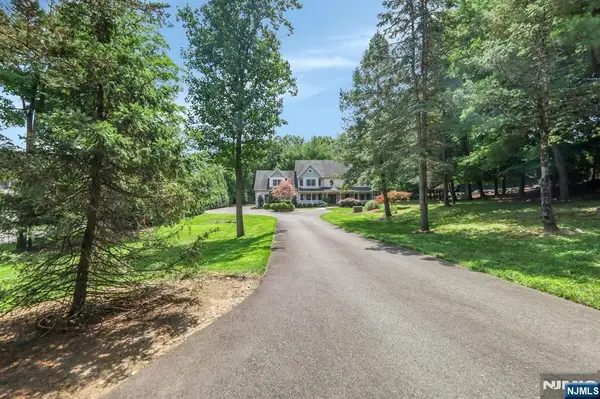 765 Colonial Road, Franklin Lakes, NJ 07417