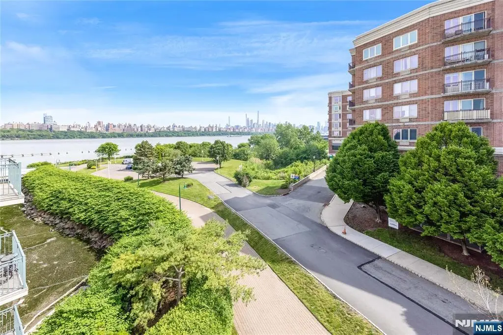 337 The Promenade 337, Edgewater, NJ 07013 - #1