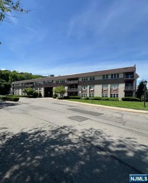 1111 River Road C8, Edgewater, NJ 07020
