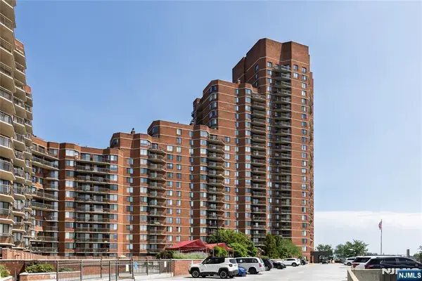 2105 Harmon Cove Tower, Secaucus, NJ 07094