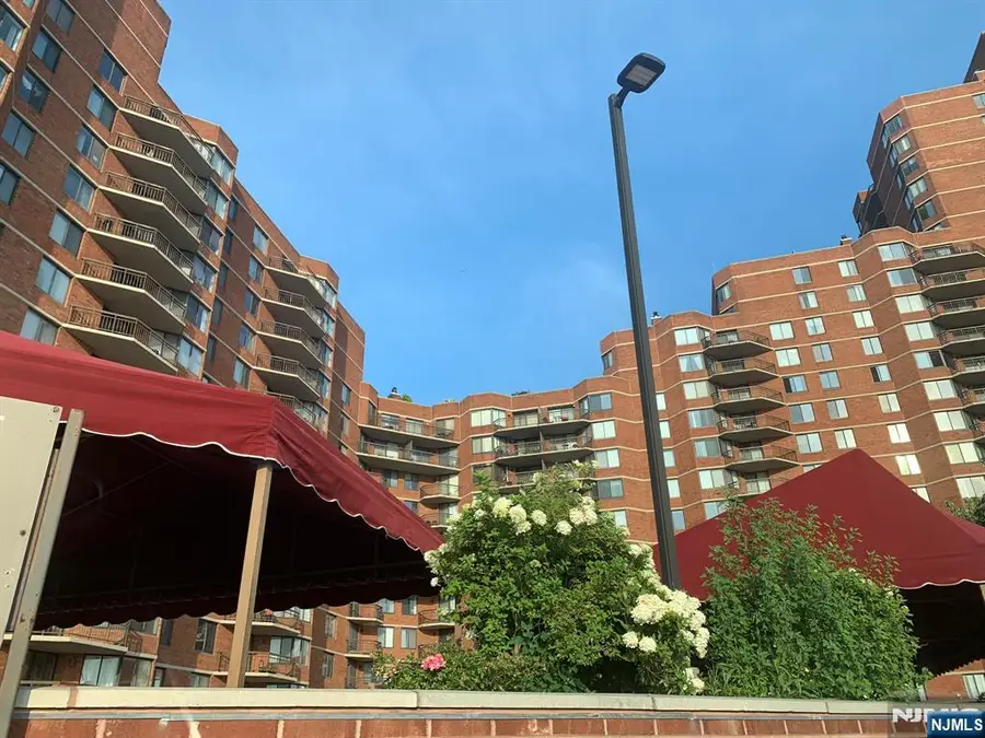 2105 Harmon Cove Tower, Secaucus, NJ 07094 - #2