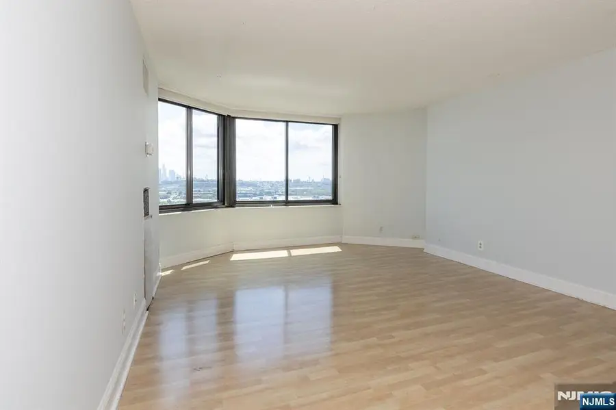 2105 Harmon Cove Tower, Secaucus, NJ 07094 - #3