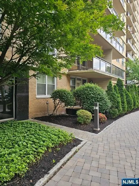 2200 N Central Road 2V, Fort Lee, NJ 07024