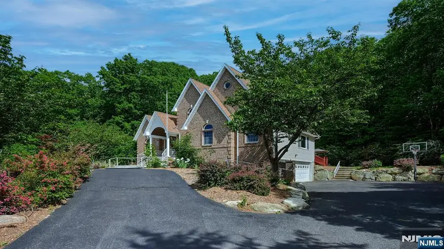 26 Stonehedge Drive, Hardyston, NJ 07460 - #3