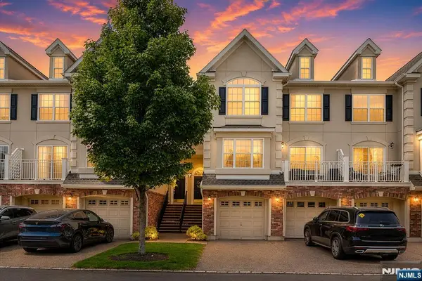 196 Blue Heron Drive 196, Secaucus, NJ 07094