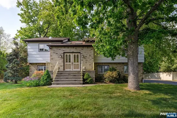 11 Yellow Brick Road, Wayne, NJ 07470