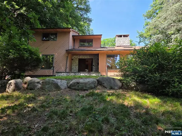 724 Tall Oaks Court, Franklin Lakes, NJ 07417