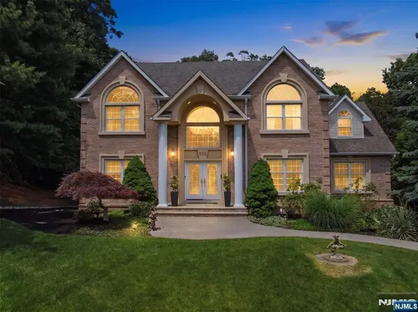 525 Kings Point Trail, Franklin Lakes, NJ 07417