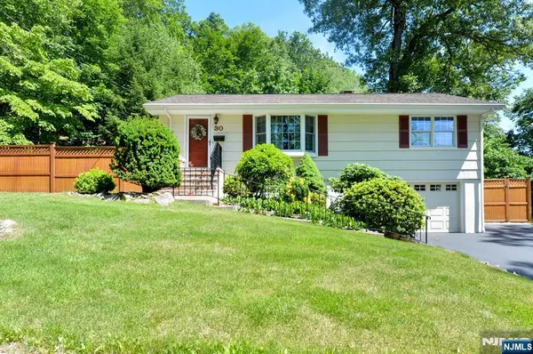 30 Knolls, Bloomingdale, NJ 07403