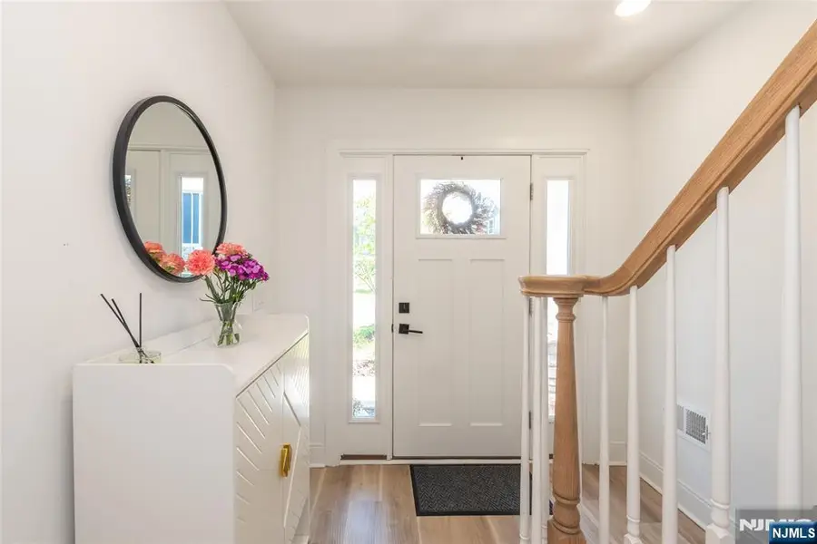 8 Deans Court, Fairfield, NJ 07004 - #3