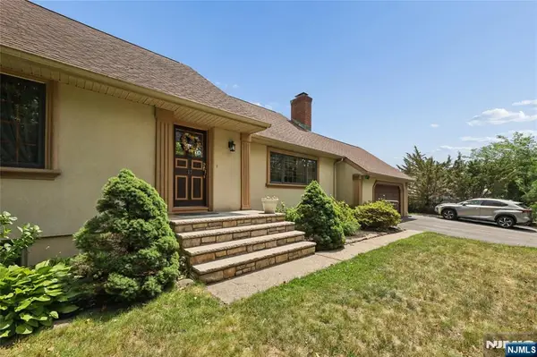17 River Drive, Elmwood Park, NJ 07407