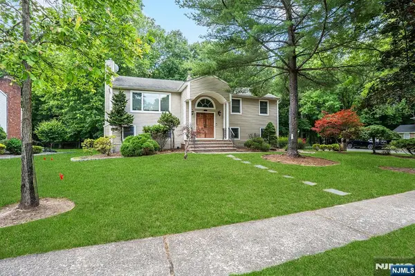 21 Kennedy Circle, Closter, NJ 07624