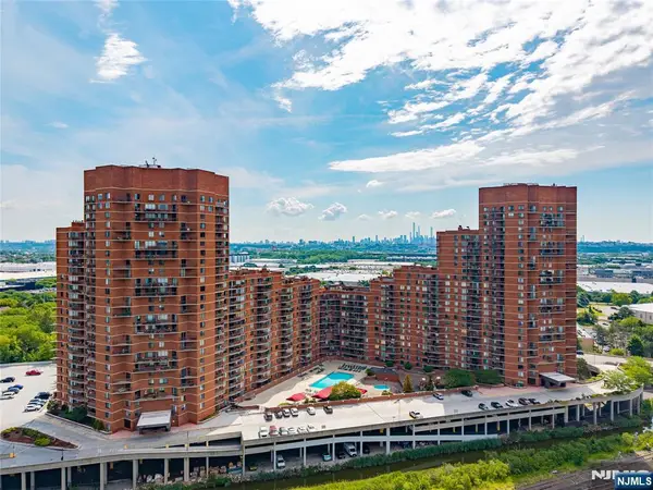 2006 Harmon Cove Tower, Secaucus, NJ 07094