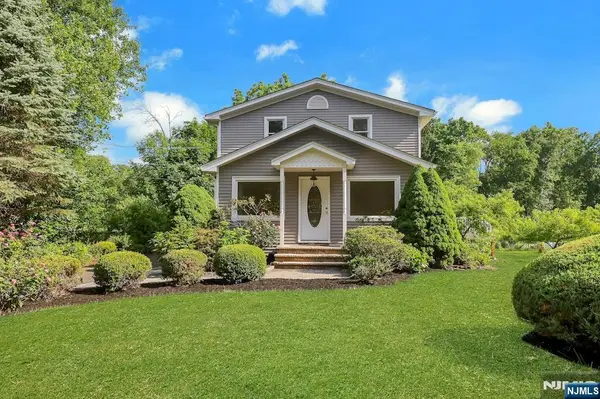 32 Bellows Lane, Montville Township, NJ 07082