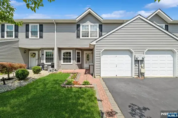 7 Sloop Square, Howell, NJ 07728