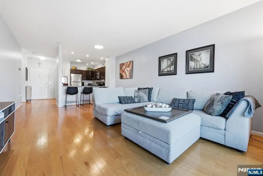 242 The Promenade 242, Edgewater, NJ 07020 - #1