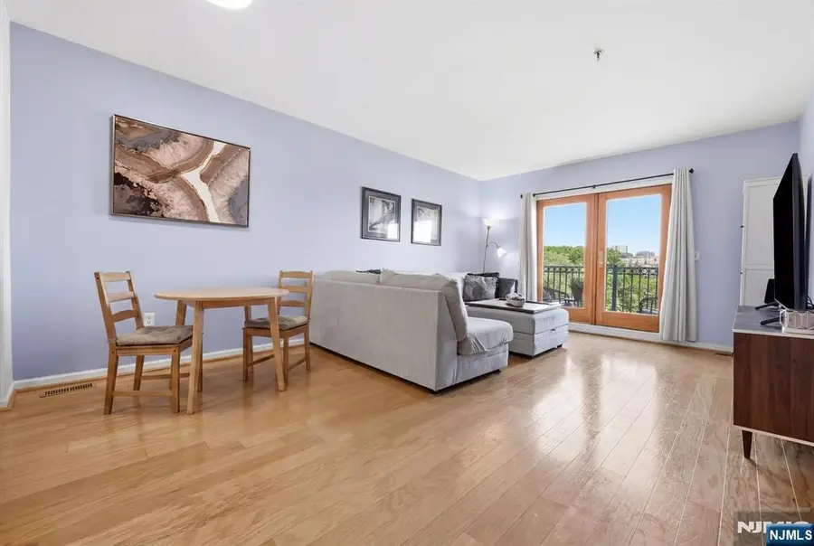 242 The Promenade 242, Edgewater, NJ 07020 - #2