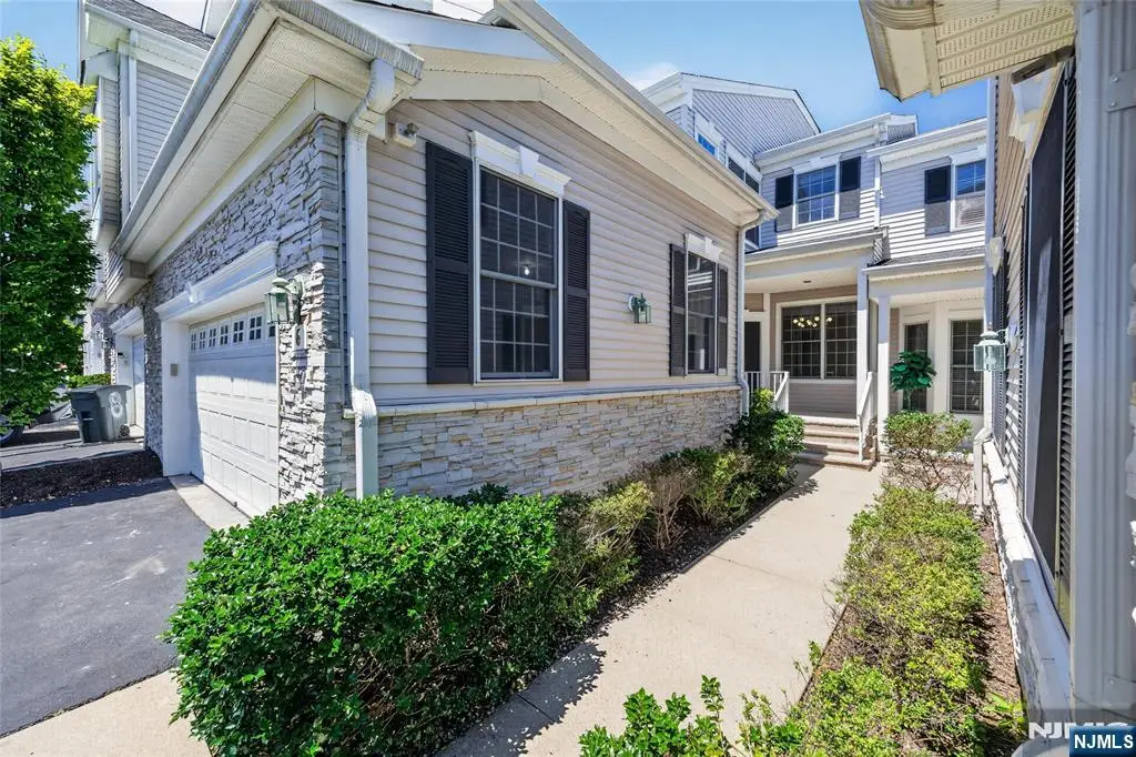 6 Schweinberg Drive R, Roseland, NJ 07068 - #1