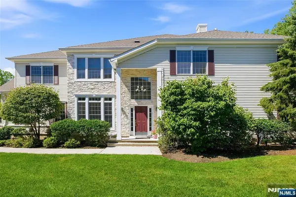 10 Camlet Court 9010, Roseland, NJ 07068