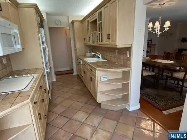 300 Winston Drive 302, Cliffside Park, NJ 07010