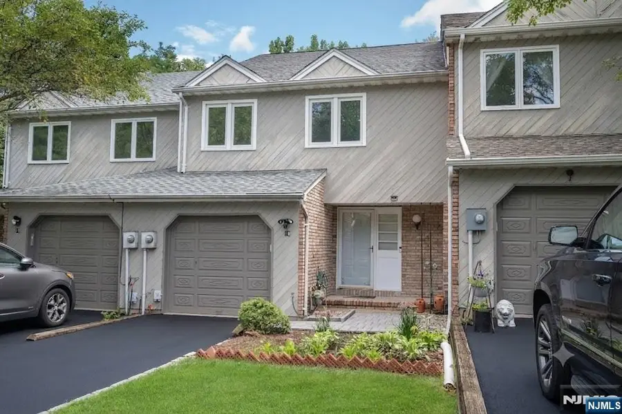 18 Guilford Court, Morris Plains, NJ 07950 - #3