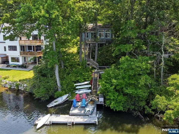 1009 Lakeside Drive, Vernon, NJ 07422
