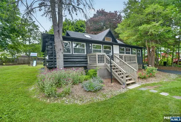 53 Lakeview Drive, West Milford, NJ 07480