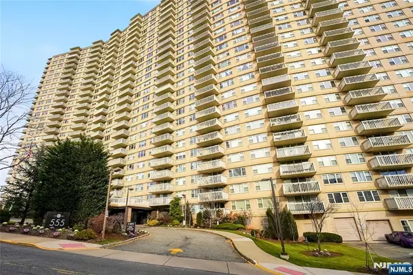 555 North Avenue 17P, Fort Lee, NJ 07024