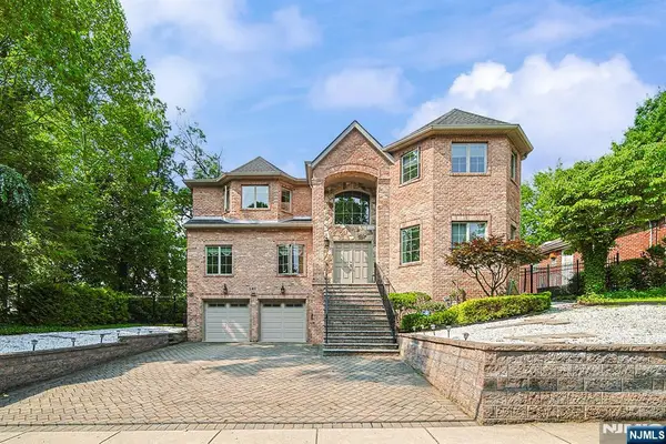 290 McCloud Drive, Fort Lee, NJ 07024