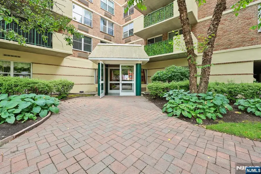 200 Grand Cove Way 2D, Edgewater, NJ 07020 - #2