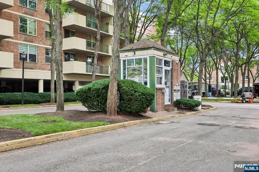 200 Grand Cove Way 2D, Edgewater, NJ 07020 - #3