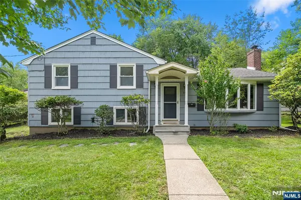 14 Greenway Court, Closter, NJ 07624