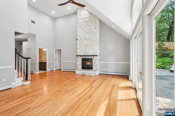 922 Hilltop Terrace, Franklin Lakes, NJ 07417
