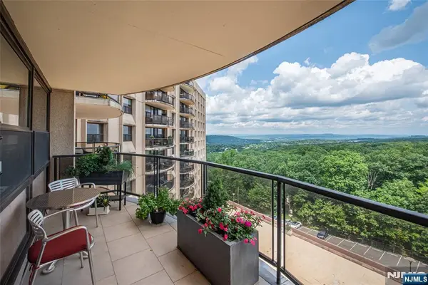 2 Claridge Drive 8HW, Verona, NJ 07044