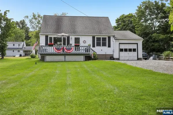 8 Windsor Road, West Milford, NJ 07480