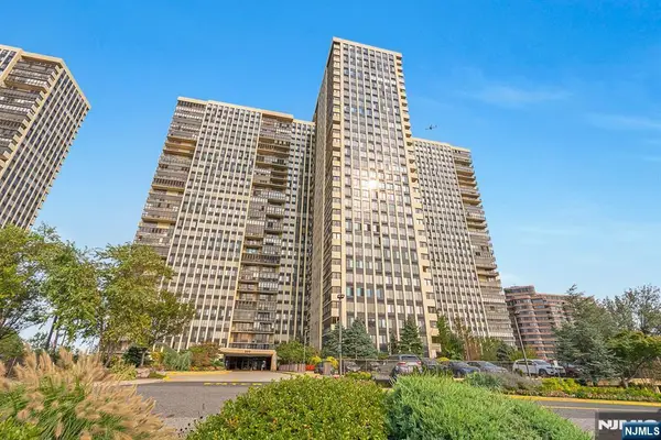 200 Winston Drive L18, Cliffside Park, NJ 07010