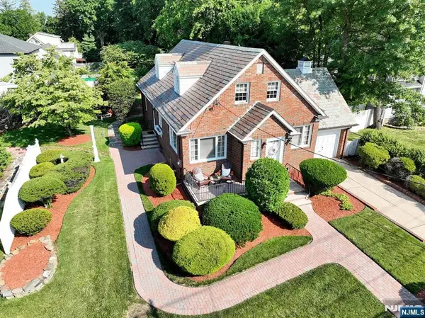 10 Glenwood Avenue, Leonia, NJ 07605