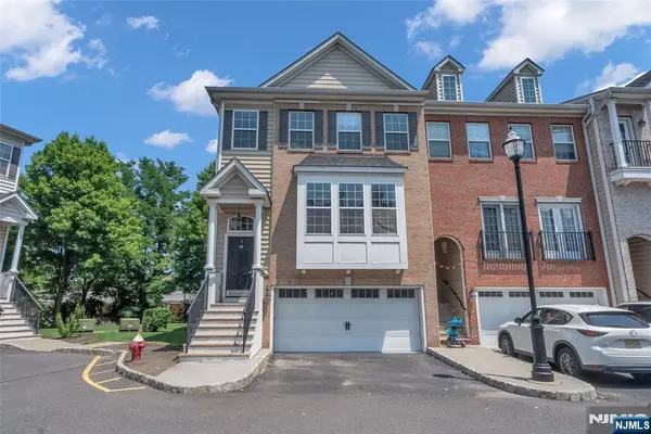 8 Creekside Court, Secaucus, NJ 07094