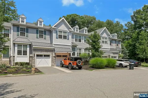 28 Masterson Court, Waldwick, NJ 07463