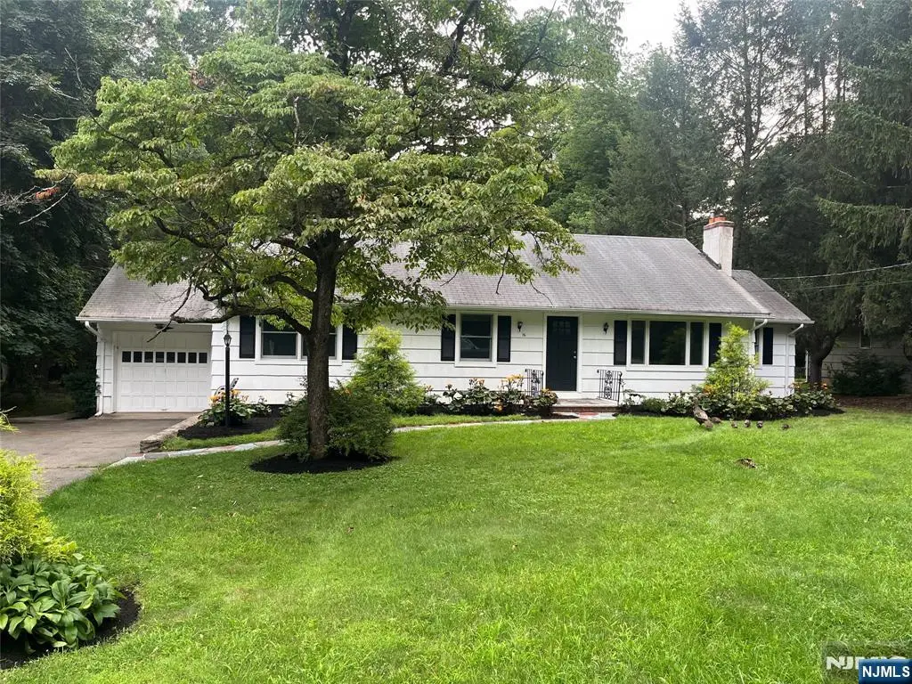 16 Dater Lane, Saddle River, NJ 07458 - #1