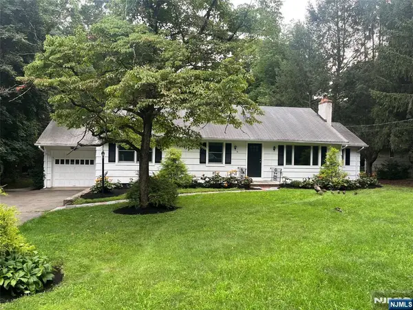 16 Dater Lane, Saddle River, NJ 07458
