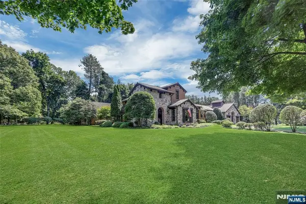 900 Laurie Lane, Franklin Lakes, NJ 07417