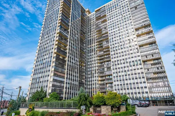 300 Winston Drive 2912, Cliffside Park, NJ 07010