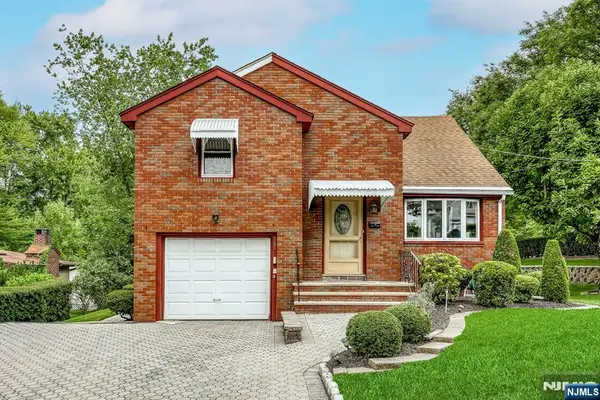 105 Arnot Place, Paramus, NJ 07652