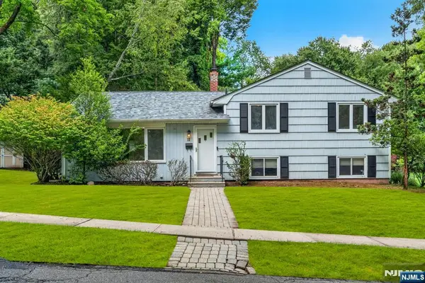 11 Lockwood Lane, Closter, NJ 07624