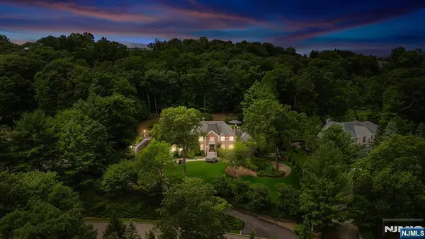 27 Shinnecock Trail, Franklin Lakes, NJ 07417