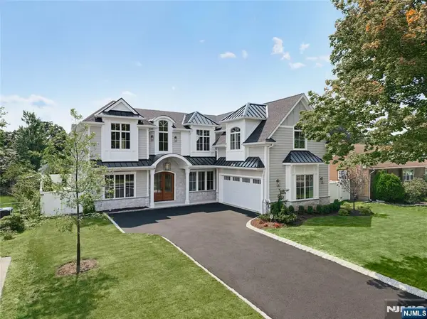 92 Oliver Road, Paramus, NJ 07652